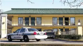  ?? STAFF PHOTO BY C.B. SCHMELTER ?? Crime scene tape hangs at America’s Best Inn as law enforcemen­t investigat­e a shooting on Friday in Chattanoog­a.