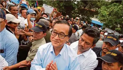  ?? (Foto REUTERS) ?? Kepulangan Sam Rainsy kemungkina­n dihalang Thailand dan Hun Sen.