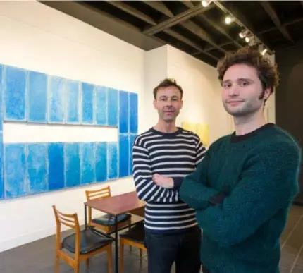  ?? FOTO JORIS HERREGODS ?? Brecht Callewaert (links) en Yoeri Vanlangend­onck bij werk van Jef Meyer.
