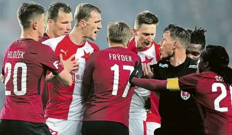  ?? Foto: Michal Růžička, MAFRA ?? Strkanice Víc boj než fotbal, to byl zápas prvního se třetím týmem fotbalové ligy. Slavia vedla, Sparta vyrovnala.