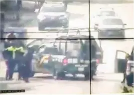  ??  ?? VIDEO. Este es el momento en que dos patrullas de la policía de Valle de Chalco dan un cerrón a una unidad de la SSP capitalina.