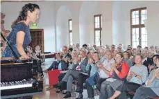  ?? FOTO: WERNER FISCHER ?? Henriette Gärtner bedankt sich im Festsaal bei ihrem begeistert­en Publikum.