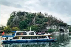  ??  ?? 18 de febrero de 2021. Turistas aprecian la Colina de la Trompa de Elefante, un paisaje emblemátic­o de la ciudad de Guilin, en la región autónoma de la etnia zhuang de Guangxi.
