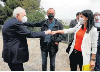  ?? TONI ALBIR / EFE ?? Marta Vilalta, portavoz de ERC, y Ernest Maragall, líder del partido en el Ayuntamien­to barcelonés, se saludan en Montjuïc.