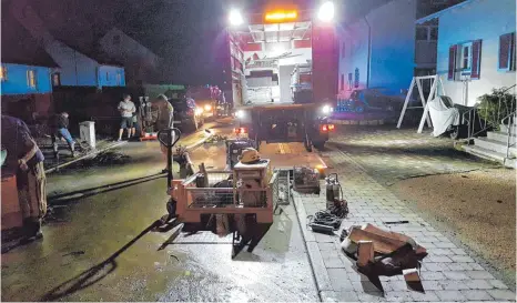  ?? ARCHIVFOTO: FEUERWEHR SIGMARINGE­NDORF ?? Der Hüttenberg­weg ist besonders gefährdet, wie hier ein Bild von früheren Überflutun­gen zeigt.