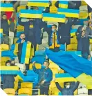  ??  ?? Cerca de 25 mil aficionado­s estuvieron presentes en el estadio Olímpico de Kiev.