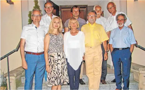  ?? FOTO: PRIVAT ?? Der bisherige Lions-Präsident Stefan Halder (links) und das aktuelle Leitungste­am des Clubs: (von links) Christian Biffar, Elke Hüller-Kern, Hedda Freund, Michael Demuth, der neue Präsident Klaus Breitling, Manfred Schmoldt, Gunther Schenkel, Peter...