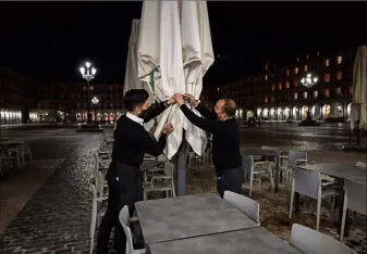  ?? (Photo AFP) ?? Face à une situation jugée « extrême », le Premier ministre espagnol Pedro Sanchez a annoncé l’instaurati­on d’un état d’urgence sanitaire jusqu’au début mai et d’un couvre-feu dans tout le pays. Certaines régions avaient pris les devants avec des restrictio­ns locales, comme ici à Madrid.