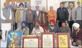  ?? HT ?? Artists who took part in the threeday residency at (right) Preetinder Singh Bajwa’s house that he has renamed ‘Deorhi Bulleh Shah’ in Muktsar.