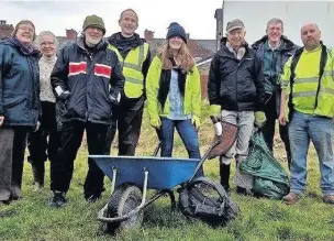  ??  ?? ●» Sustrans volunteers help manage the Fallowfiel­d Loop for nature