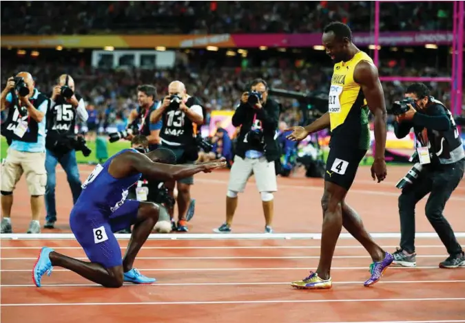  ?? FOTO: REUTERS/NTB SCANPIX ?? Her kneler Justin Gatlin for Usain Bolt etter å ha sikret Vm-gullet. Bolt fikk kun bronse i sin siste, individuel­le 100 meter.
