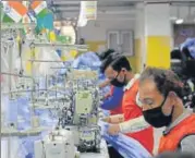  ?? SUNIL GHOSH /HT PHOTO ?? ■
Workers engaged in making personal protective equipment (PPE) at a unit in Noida.