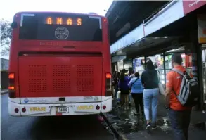  ?? JorGE CASTiLLo ?? La vida útil de los autobuses de rutas de transporte público está fijada en 15 años, según la normativa.