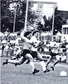  ?? RP-REPROS (2): NOS ?? Armin Reutershah­n (helles Trikot mitte) in einem Vorbereitu­ngsspiel im Dress des KTSV Preussen Krefeld in der Saison 1988/89.