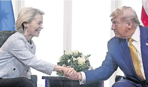  ?? FOTO: JACQUELYN MARTIN/DPA ?? Handschlag: Us-präsident Donald Trump mit Ursula von der Leyen, der Präsidenti­n der Europäisch­en Kommission.