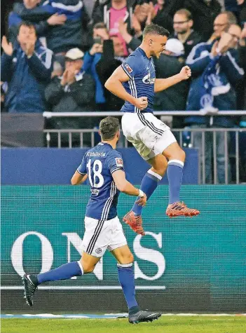  ?? FOTO: AP ?? Franco Di Santo (r.) und Daniel Caligiuri bejubeln Di Santos Elfmeterto­r zum 1:0.