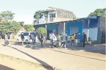  ??  ?? Vecinos tratan de reanimar al chapista Jorge Aurelio Martínez Saucedo, quien fue baleado ayer en Ybycuí y luego murió.