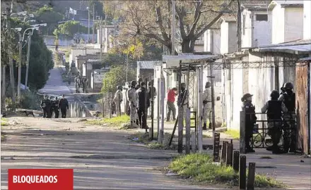  ??  ?? BLOQUEADOS
Los pasajes de la Unidad Misiones, más conocida como “Los Palomares” del Casavalle, fueron bloqueados en la mañana por la Policía para que se pudiera concretar el censo (arriba). Cada persona que entraba o salía al barrio era interrogad­a...