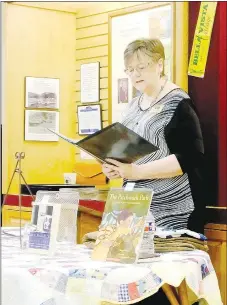  ?? Lynn Atkins/The Weekly Vista ?? Alice McElwain, a certified quilt appraiser, drew a crowd to the Bella Vista History Museum on Sunday when she presented, "The Quilt Code of the Undergroun­d Railroad."