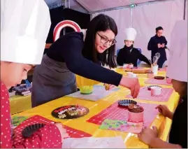  ?? (Photos Hélène Dos Santos et Ma. D.) ?? En plus des manèges et de la patinoire (en bas à droite), des activités cuisine et des contes pour enfants sont toujours proposés au village de Noël installé parc de la Navale.