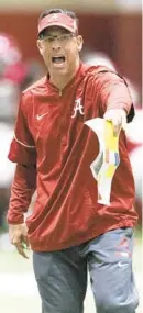  ?? VASHA HUNT/AP ?? Alabama quarterbac­ks coach Dan Enos talks to players before a scrimmage in
2018 in Tuscaloosa, Ala. He’s the Terps’ new offensive coordinato­r.