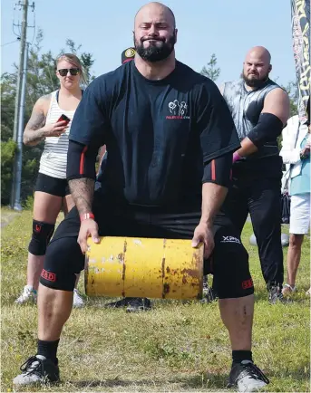  ??  ?? Adam Boucher est un habitué des compétitio­ns de force. On le voit ci-dessus en action lors du Championna­t provincial d’hommes forts du Nouveau-Brunswick, l’année dernière à Shipagan. - Archives