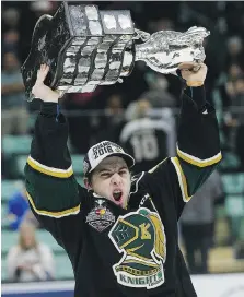  ?? CODIE MCLACHLAN/GETTY IMAGES ?? London’s Mitch Marner hoists the Memorial Cup after defeating the RouynNoran­da Huskies last May.