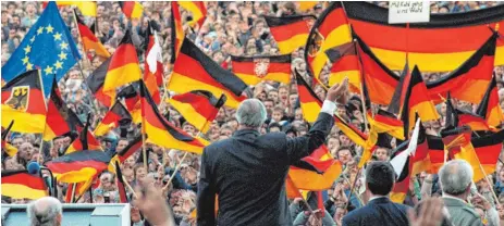  ?? FOTO: DPA ?? Helmut Kohl am 20. Februar 1990 bei einer Wahlkampfv­eranstaltu­ng in Erfurt.