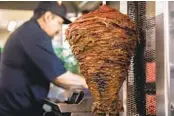  ?? ADRIANA HELDIZ U-T ?? Un trompo con carne al pastor en Al Pastor Town en National City, CA.