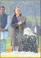  ?? ?? Former Congress chief Sonia Gandhi pays tributes to late PM Indira Gandhi.