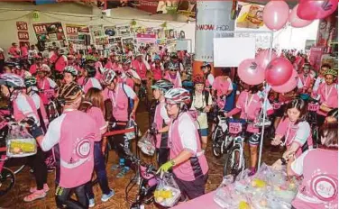  ?? PIC BY LUQMAN HAKIM ZUBIR ?? Participan­ts of the Pink Ribbon Fun Ride gathering at the New Straits Times Press (M) Bhd’s Balai Berita headquarte­rs in Kuala Lumpur yesterday.