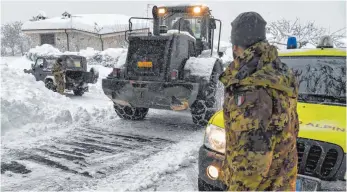 ?? FOTO: AFP ?? Rettungskr­äfte räumen die Straßen: Der Weg nach Montereale ist durch den Schnee beschwerli­ch, die Einwohner dort leiden unter der Kälte.