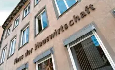  ??  ?? Im Haus der Hauswirtsc­haft am Zeugplatz entstehen Büroräume, das DHB‰Netzwerk Haushalt zieht um in die unmittelba­re Nachbarsch­aft.