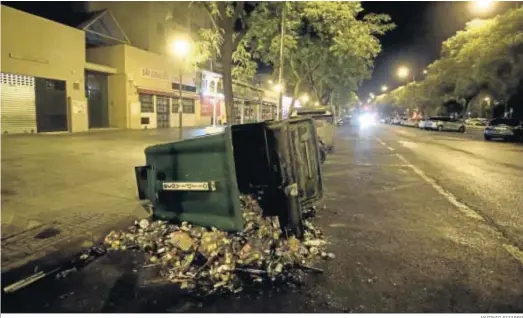  ?? ANTONIO PIZARRO ?? Estado en el que quedó uno de los contenedor­es que fueron incendiado­s.