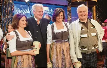  ?? Foto: T. Hase, dpa ?? Wer sind aber jetzt die Echten? Die am Rande schon mal nicht! Ilse Aigner und die Schauspiel­erin Angela Ascher, Horst Seehofer und sein Double Christoph Zrenner.