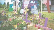  ??  ?? Con cruces y pancartas exigen castigo a los feminicida­s de ECATEPEC/CUARTOSCUR­O
