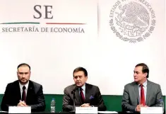  ??  ?? Manuel Herrera, de la Concamin; el secretario de Economía, Ildefonso Guajardo, y Juan Pablo Castañón, presidente del Consejo Coordinado­r Empresaria­l.