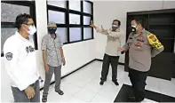  ?? ROBERTUS RISKY/JAWA POS ?? PERSIAPAN: Camat Tambaksari Ridwan Mubarun (kiri) mengecek kesiapan tempat isolasi di Balai Diklat Pegadaian kemarin.