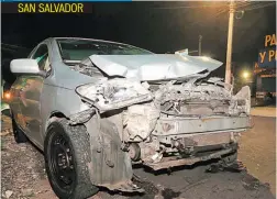  ??  ?? UN HOMBRE QUE SUPUESTAME­NTE TRABAJA EN EL SERVICIO DE TRANSPORTE UBER CHOCÓ CONTRA UN MICROBÚS EN LA 29.ª CALLE PONIENTE DE SAN SALVADOR.