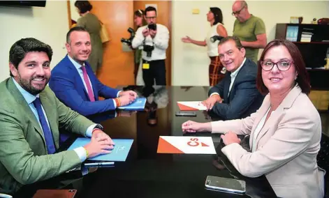  ??  ?? El presidente en funciones de Murcia, Fernando López Miras junto a Joaquín Sesgado y el equipo negociador de Cs de la región