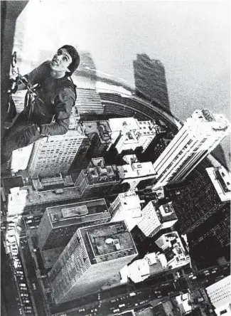  ?? CARL HUGARE/CHICAGO TRIBUNE ?? With a heart-stopping view of Chicago beneath him, Goodwin completes his 100-story journey to the top of the John Hancock Center on Nov. 11, 1981.
