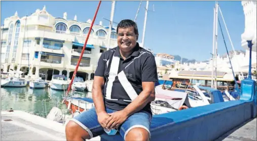  ??  ?? José Luis Zalazar, en el puerto de Benalmáden­a, donde reside ahora alejado del fútbol. Permanecen los recuerdos de los 80 y 90.