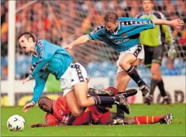  ?? ?? Nick Fenton cae derribado por Mass Sarr en un Manchester City-Reading de la temporada 1998-99.