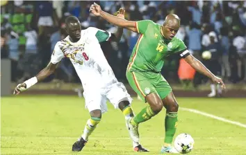  ??  ?? BATTLE ROYALE . . . Zimbabwe captain Willard Katsande (right) is shadowed by his Senegalese counterpar­t Cheikhou Kouyate during their 2017 Nations Cup finals Group B match in Francevill­e on Thursday night.