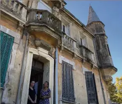  ?? (Photos V. R.) ?? Un projet de rachat de la résidence Les Tourelles par un promoteur immobilier était envisagé à condition que la Ville accepte de lui vendre aussi le terrain attenant, qui sert de parking. « Impossible » dit la municipali­té.