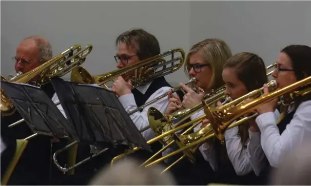  ??  ?? Konserten åpnet med Bår Erlend Stovelands egenkompon­erte verk, «Overture Fanfare».