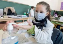  ??  ?? Cada escuela tendrá que contar con un litro de gel diario para uso del alumnado, profesores y personal administra­tivo.