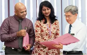  ??  ?? Sri KL’s principal Chew briefing his senior assistants R. Thanasekar­an Ramaiya (left) and S. Kamala Devi.