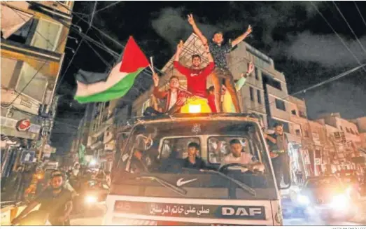  ?? HAITHAM IMAD / EFE ?? Cientos de palestinos salieron a la calle la madrugada de ayer para celebrar el alto el fuego en la ciudad de Gaza.