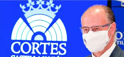  ?? MIRIAM CHACÓN/ICAL ?? El presidente de las Cortes de Castilla y León, Luis Fuentes, anuncia la suspensión del Aniversari­o del Estatuto de Autonomía